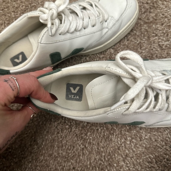 Veja V-12 Sneaker - Picture 7 of 9